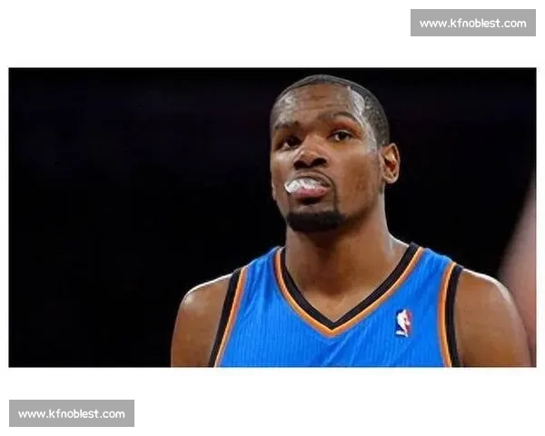 布朗调侃杜兰特雕像:上下半身分属雷霆勇士 布朗调侃杜兰特雕像:上下半身分属雷霆勇士